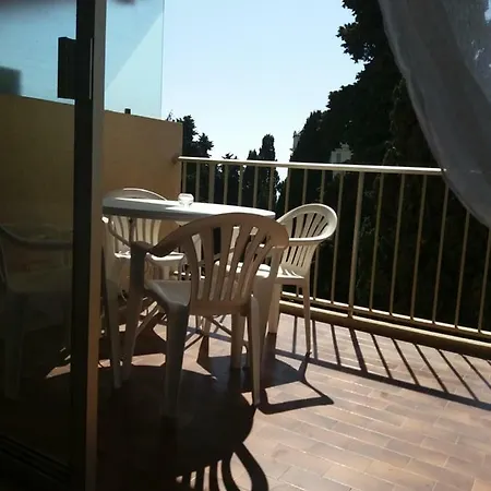 F1 Avec Garage Apartment
