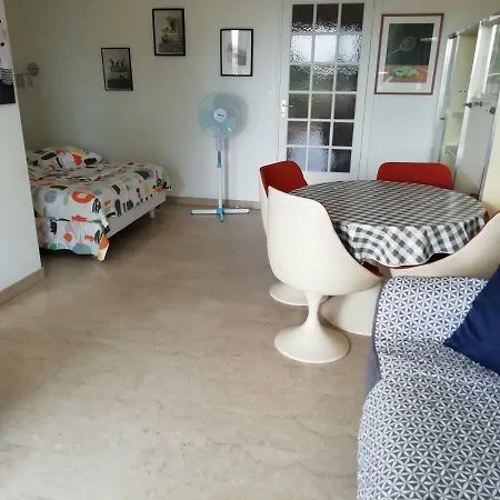 F1 Avec Garage Apartment