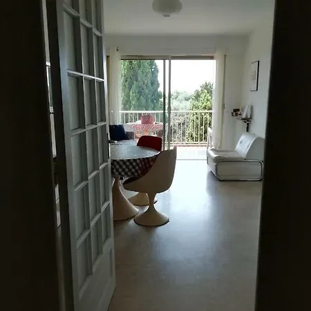 F1 Avec Garage Apartment